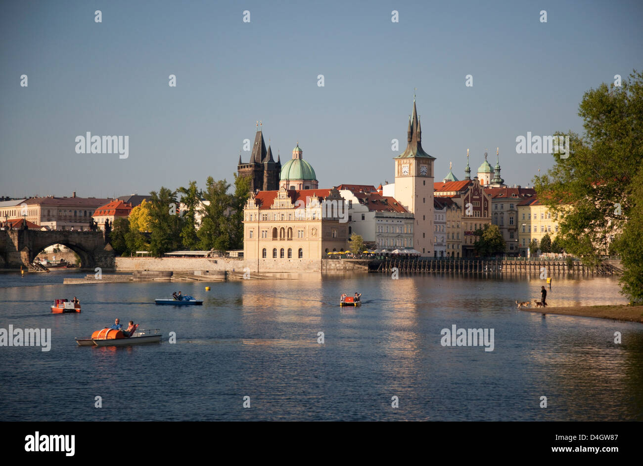 El río Vltava y el Museo de Smetana, Praga, República Checa Foto de stock
