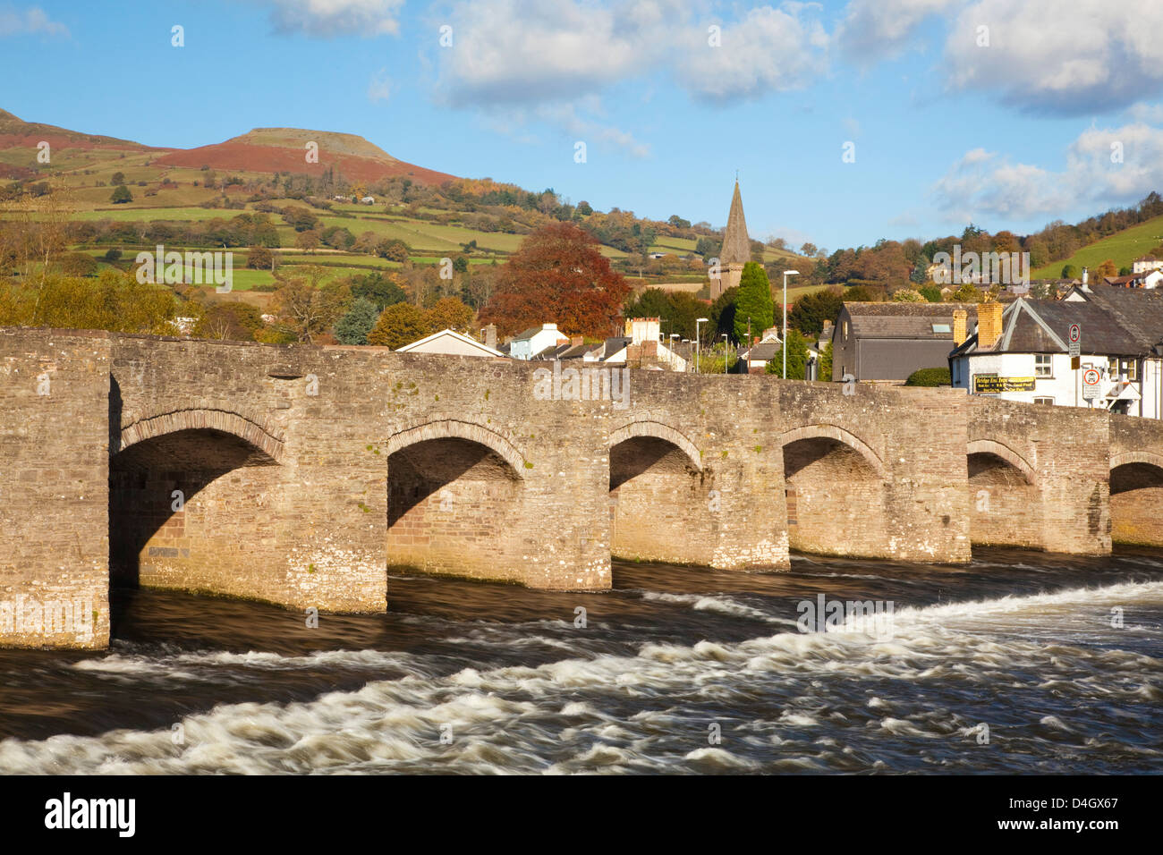 Puente sobre el río Usk, Crickhowell, Powys, Gales, Reino Unido Foto de stock