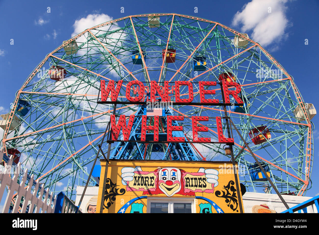 Denos Wonder Wheel, parque de diversiones de Coney Island, Brooklyn, Nueva  York, EE.UU Fotografía de stock - Alamy