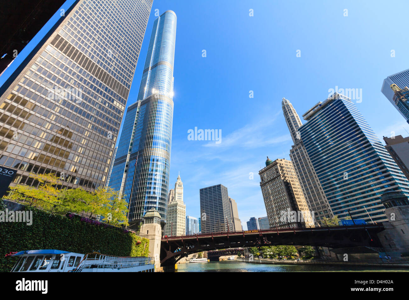Los rascacielos a lo largo del Río Chicago, incluyendo Trump Tower, Chicago, Illinois, EE.UU. Foto de stock