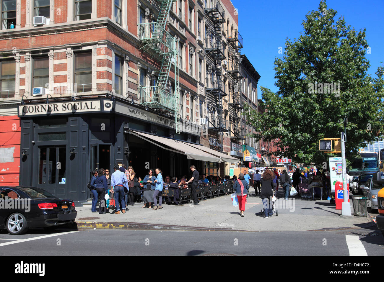Escena de una calle, la avenida Lenox, Harlem, Manhattan, Ciudad de Nueva York, EE.UU. Foto de stock