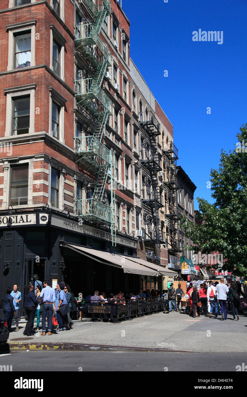 Escena de una calle, la avenida Lenox, Harlem, Manhattan, Ciudad de Nueva York, EE.UU. Foto de stock