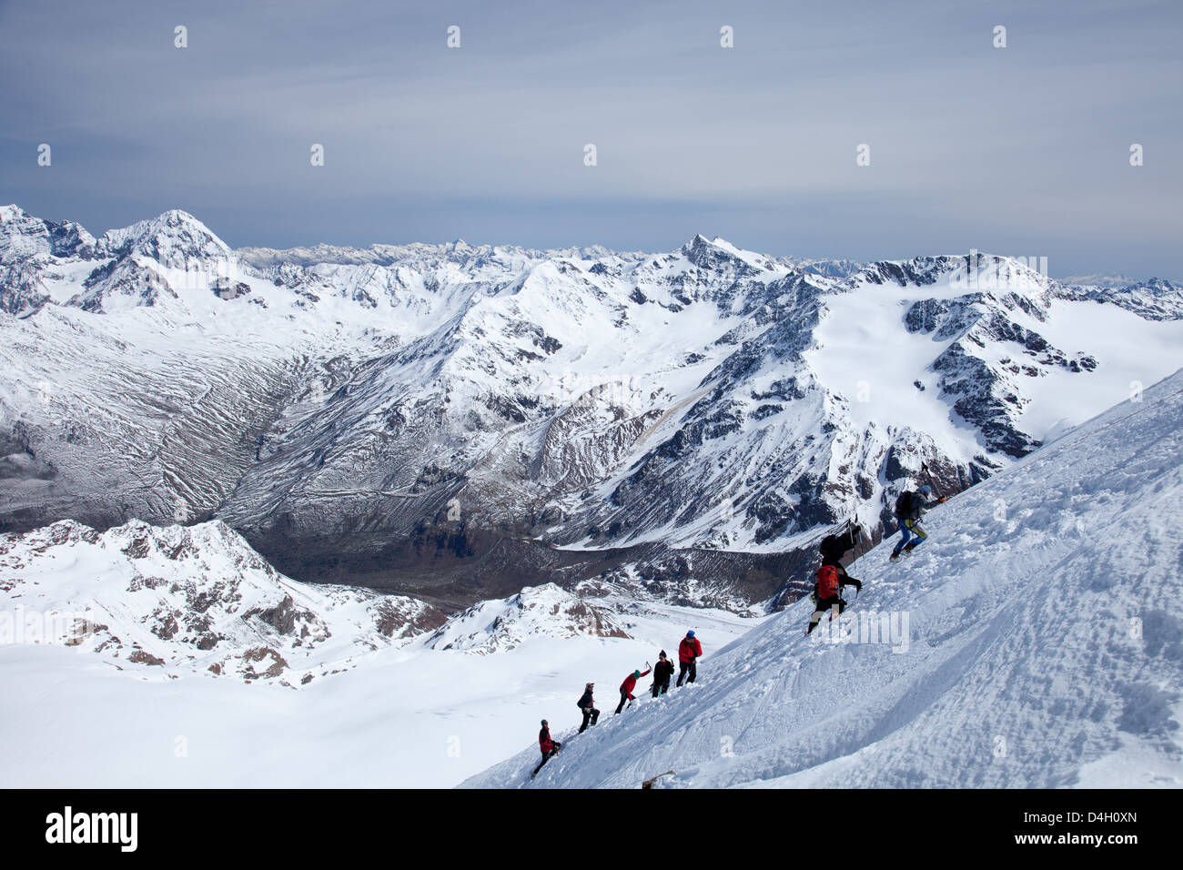 Esquí en los Alpes, ascenso a Punta San Matteo, en la frontera de Lombardia y Trentino-Alto Adigio, Italia Foto de stock