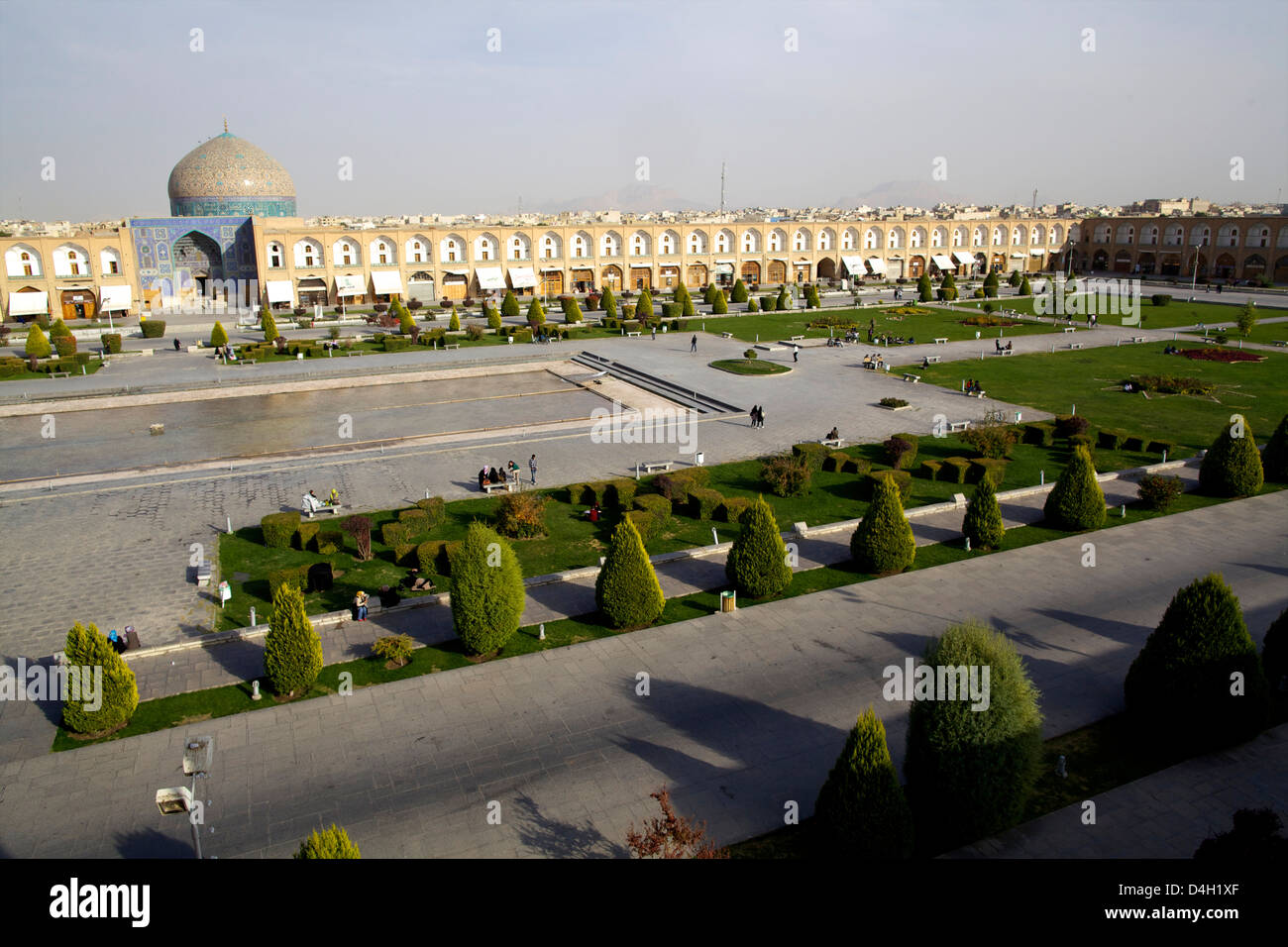 Vistas al Royal Plaza, Sitio del Patrimonio Mundial de la UNESCO, y la Mezquita Sheikh Lotf Allah de Isfahán, Irán, Oriente Medio Foto de stock