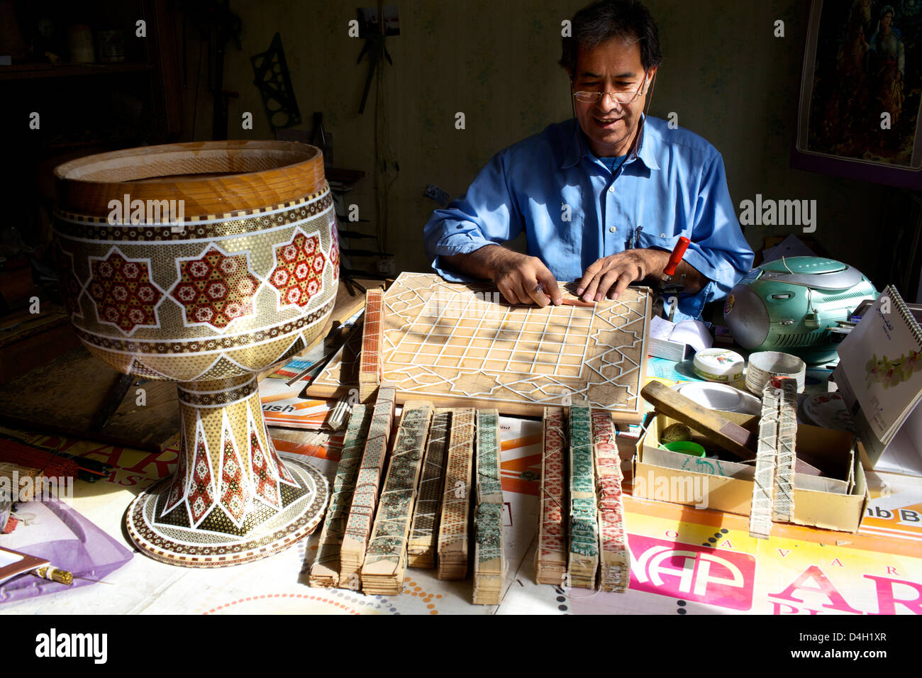 Marquetería de un trabajador en el bazar de Isfahan, Irán, Oriente Medio Foto de stock