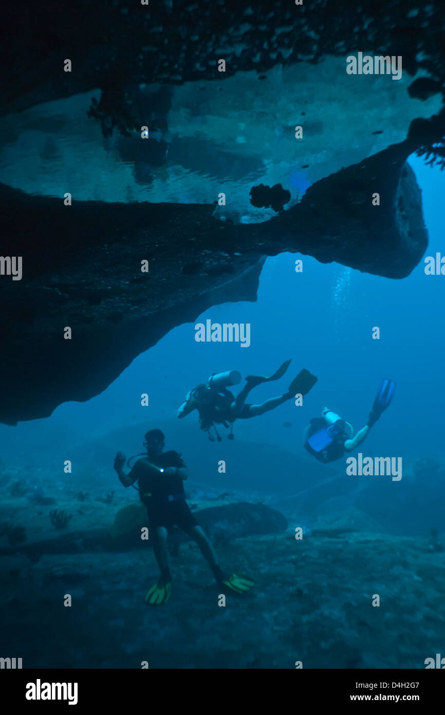 Los buceadores en cueva submarina, en el sur de Tailandia, el Mar de Andamán, Océano Índico Foto de stock