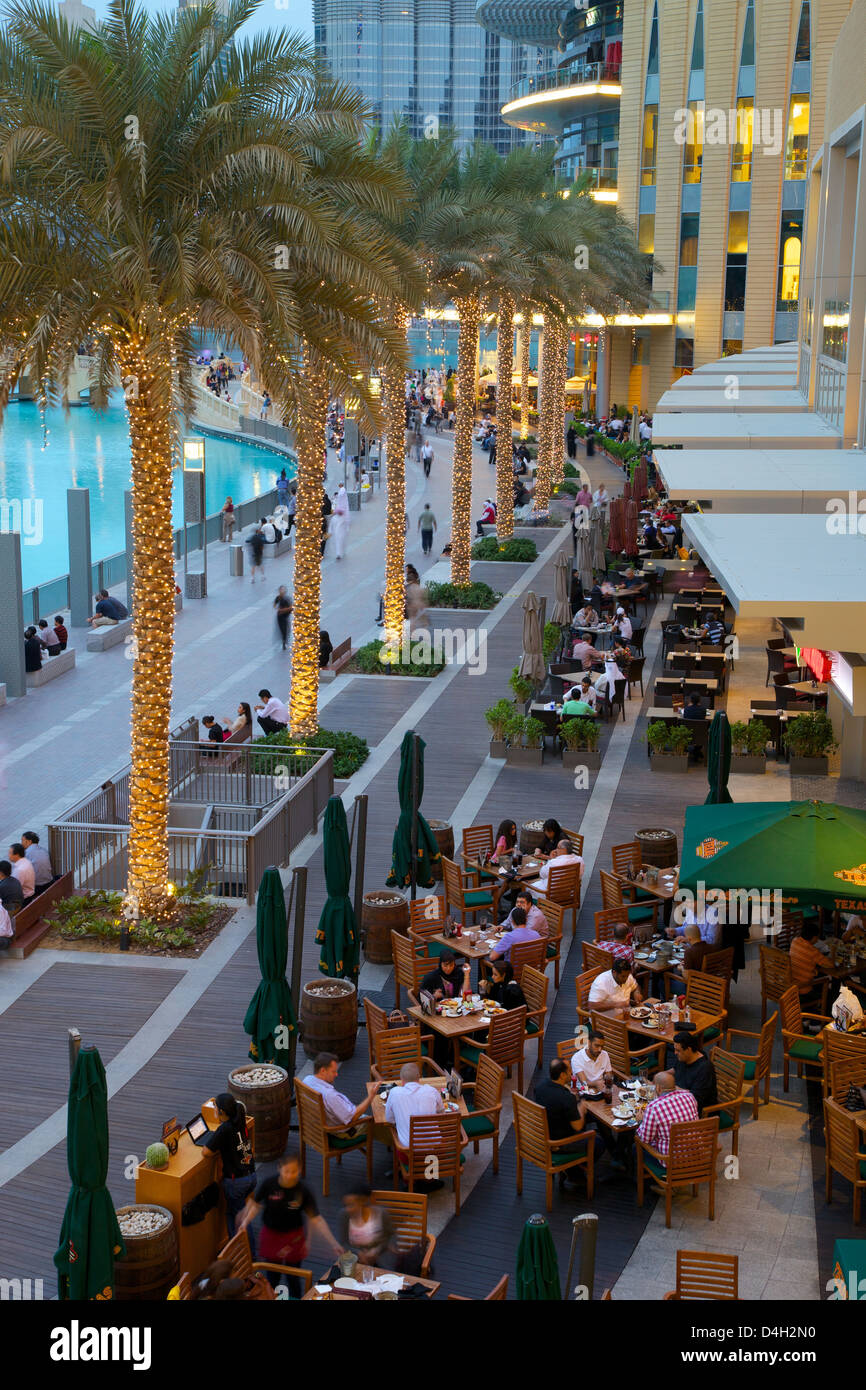 Restaurantes cerca de la fuente, el Dubai Mall, Dubai, Emiratos Árabes  Unidos, Oriente Medio Fotografía de stock - Alamy