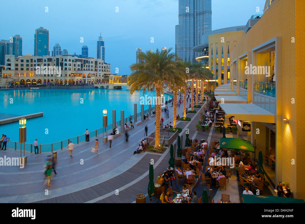 Restaurantes cerca de la fuente, el Dubai Mall, Dubai, Emiratos Árabes Unidos, Oriente Medio Foto de stock