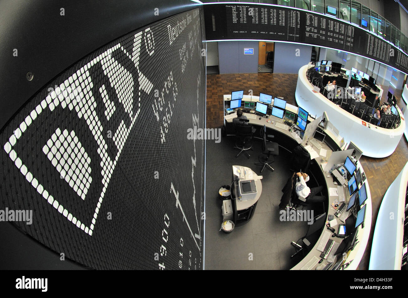 Un gráfico del índice bursátil Alemán DAX ilustra a la Bolsa de Frankfurt,  en Frankfurt, Alemania, el 16 de octubre de 2008. Los temores de una  recesión mundial han causado las cotizaciones