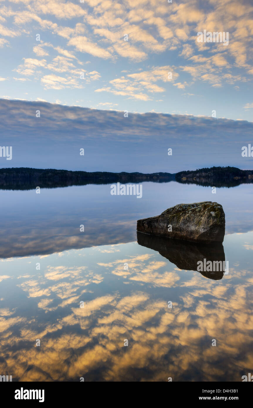 Rock en aguas calmas de Åtvidaberg, Östergötland, Suecia, Europa Foto de stock
