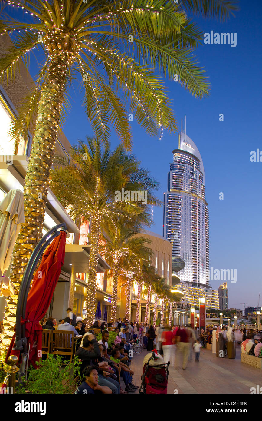 La Dirección del Hotel Dubai Mall y al anochecer, Dubai, Emiratos Árabes Unidos, Oriente Medio Foto de stock