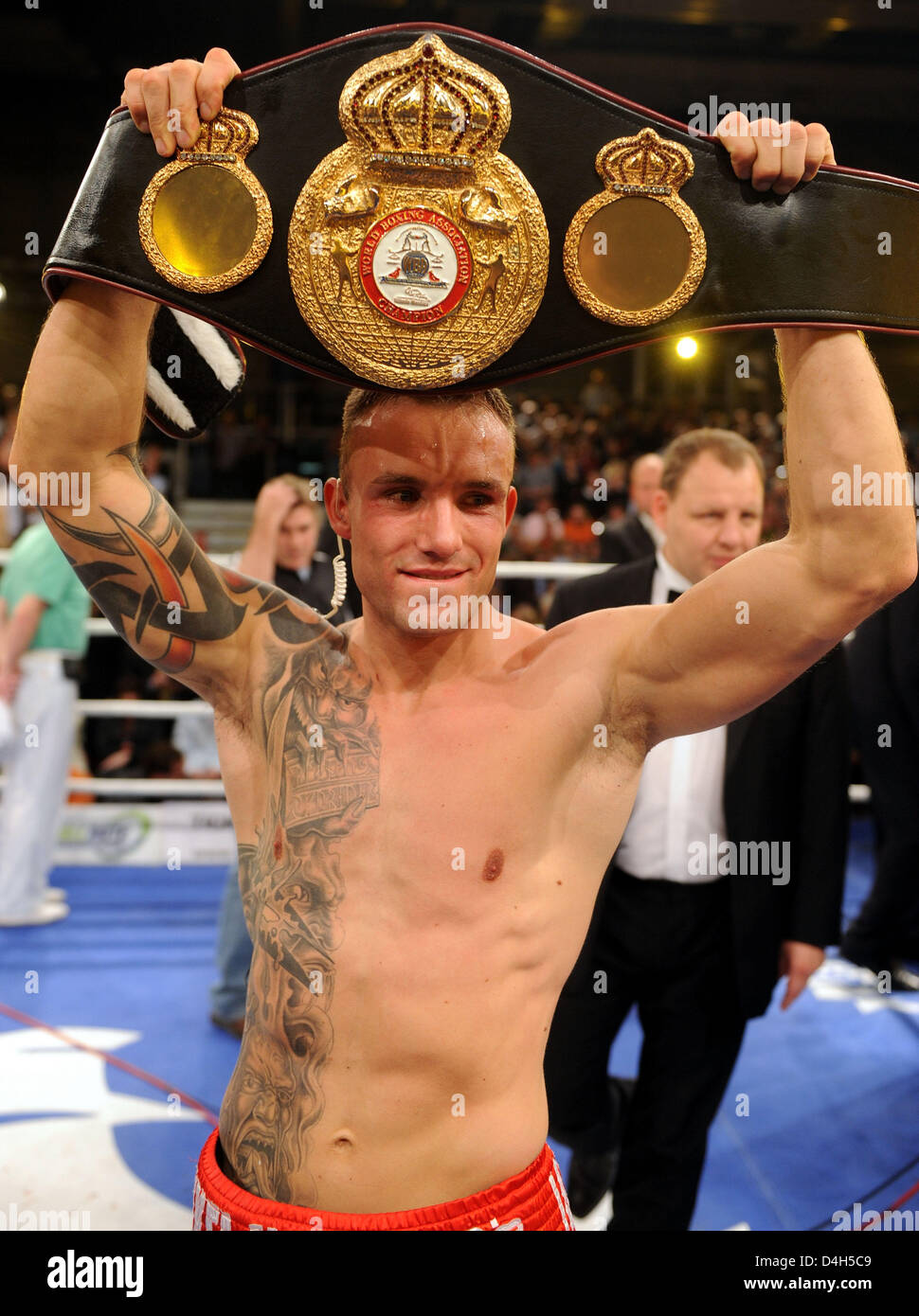 Viejos y nuevos de la WBA Súper Campeón Mundial de Peso Medio Mikkel Kessler  (Dinamarca) posa con su cinturón en Weser-Ems-Halle en Oldenburg, Alemania,  25 de octubre de 2008. Venció al alemán