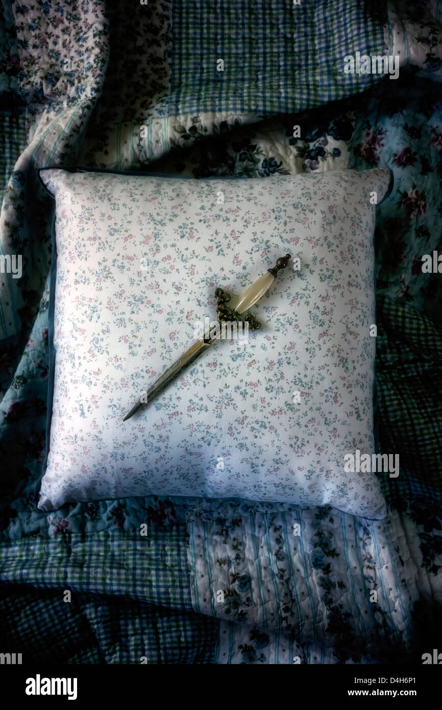 Una daga sobre una almohada vintage Foto de stock