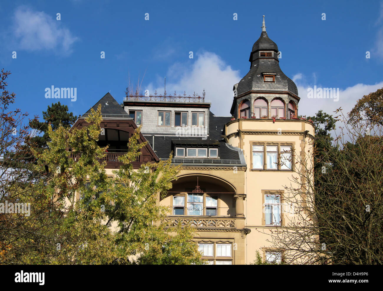 Período de promoción estilo chalet en zona residencial en Wiesbaden, Hesse, Alemania Foto de stock