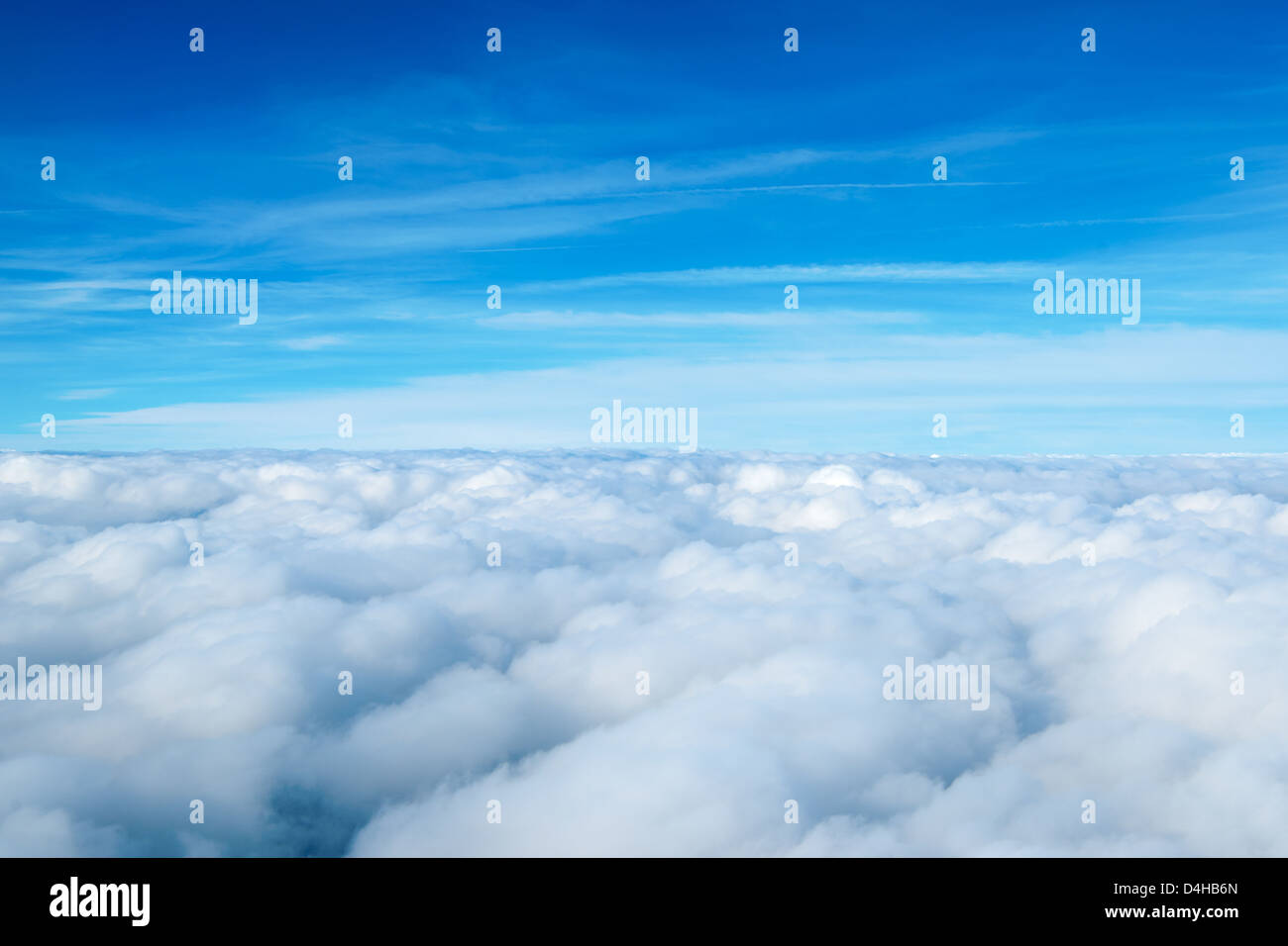 Nubes. vista desde la ventanilla de un avión volando en las nubes Foto de stock