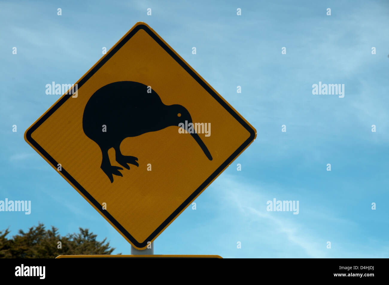 A veces, las señales de tráfico en Nueva Zelanda alerta a los conductores Kiwi pájaros podían cruzar la carretera. Kiwis queren die Straße warnt dieses Schild Foto de stock