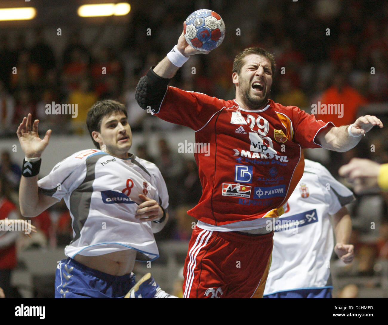Serbia S Nenad Nikcevic L Y Goran Gjorgonovski Mazedonia S R Visto En Accion Durante La Copa Del Mundo De Balonmano Ronda Principal Grupo Ii Coinciden Con Macedonia Vs Serbia En Zadar Croacia El
