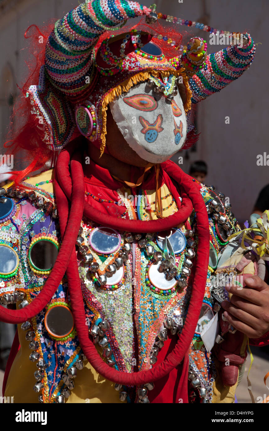 Bailarines con máscara tradicional durante el carnaval en la provincia de  Jujuy, en la región de los Andes de la Argentina, Sudamérica Fotografía de  stock - Alamy