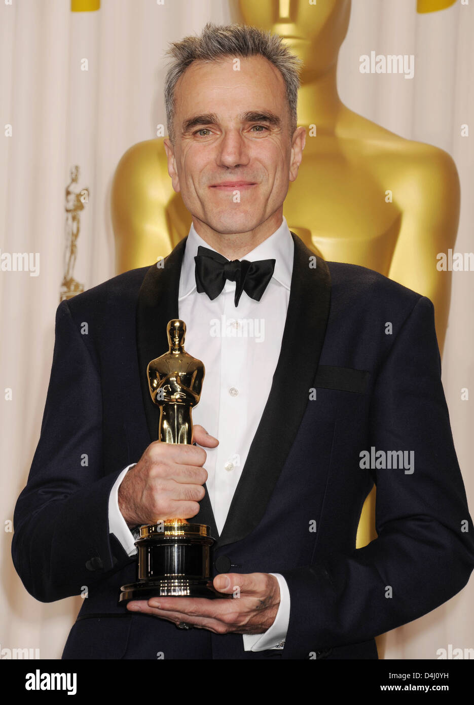 DANIEL DAY-LEWIS Angloirlandesa actor de cine con su Oscar por Lincoln premiado en el 85º Premios de la Academia en Los Angeles 2013 Foto de stock