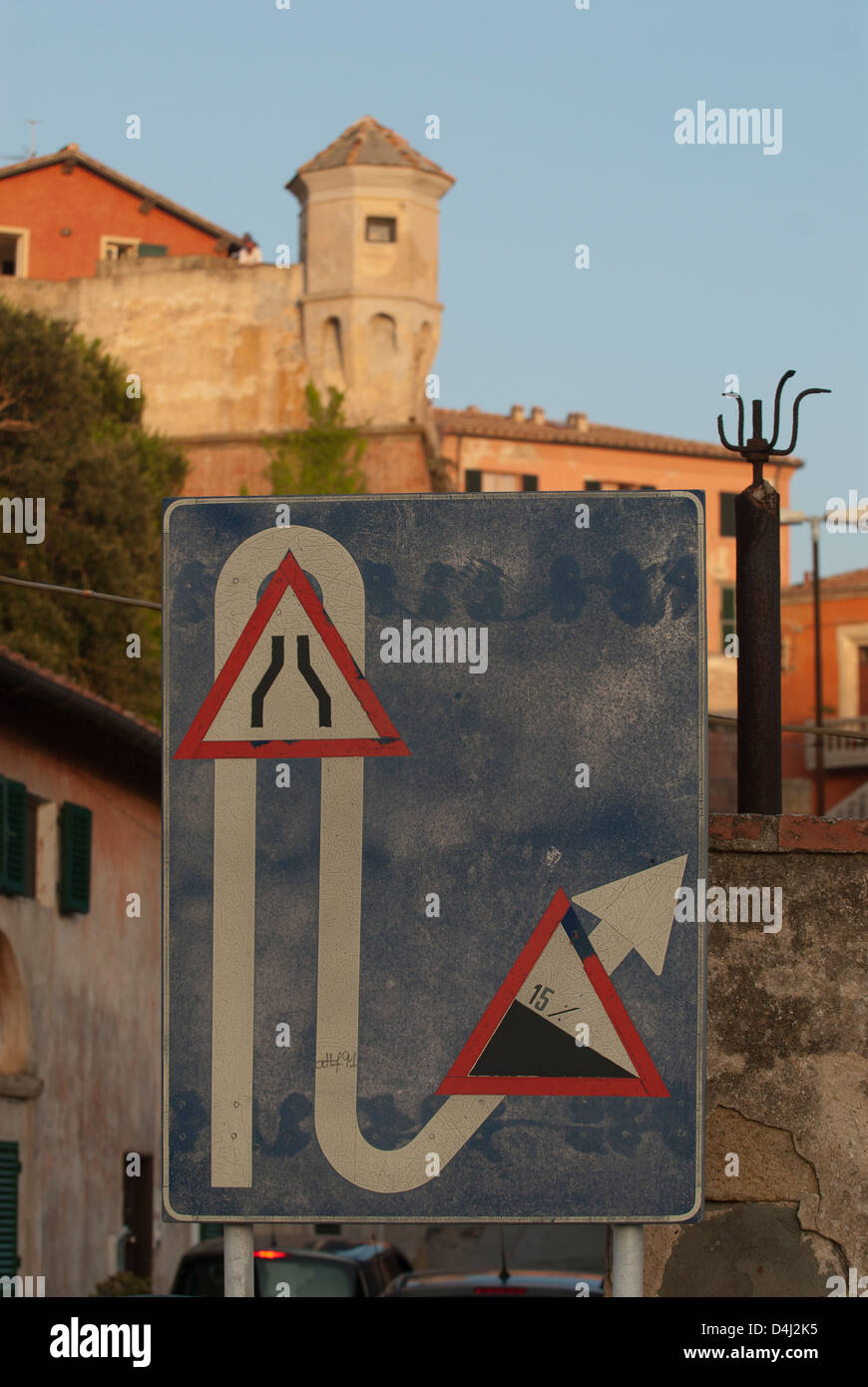 Portoferraio, Italia, una señal de tráfico que indica las difíciles condiciones de las carreteras Foto de stock