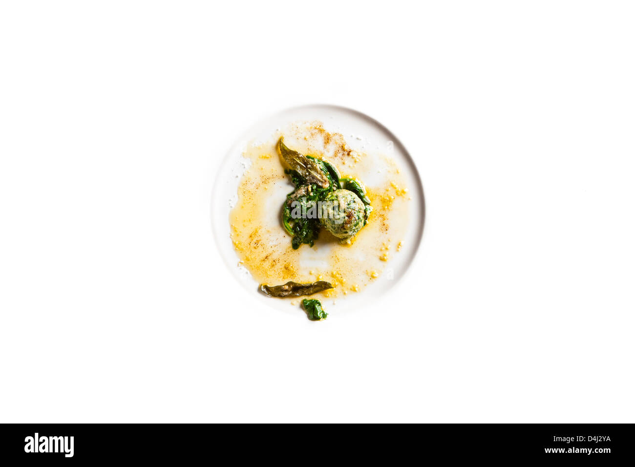 Requesón y amarga verdes Gnochi servido sobre una cama de espinacas y rematada con mantequilla marrón y frito Sage Foto de stock