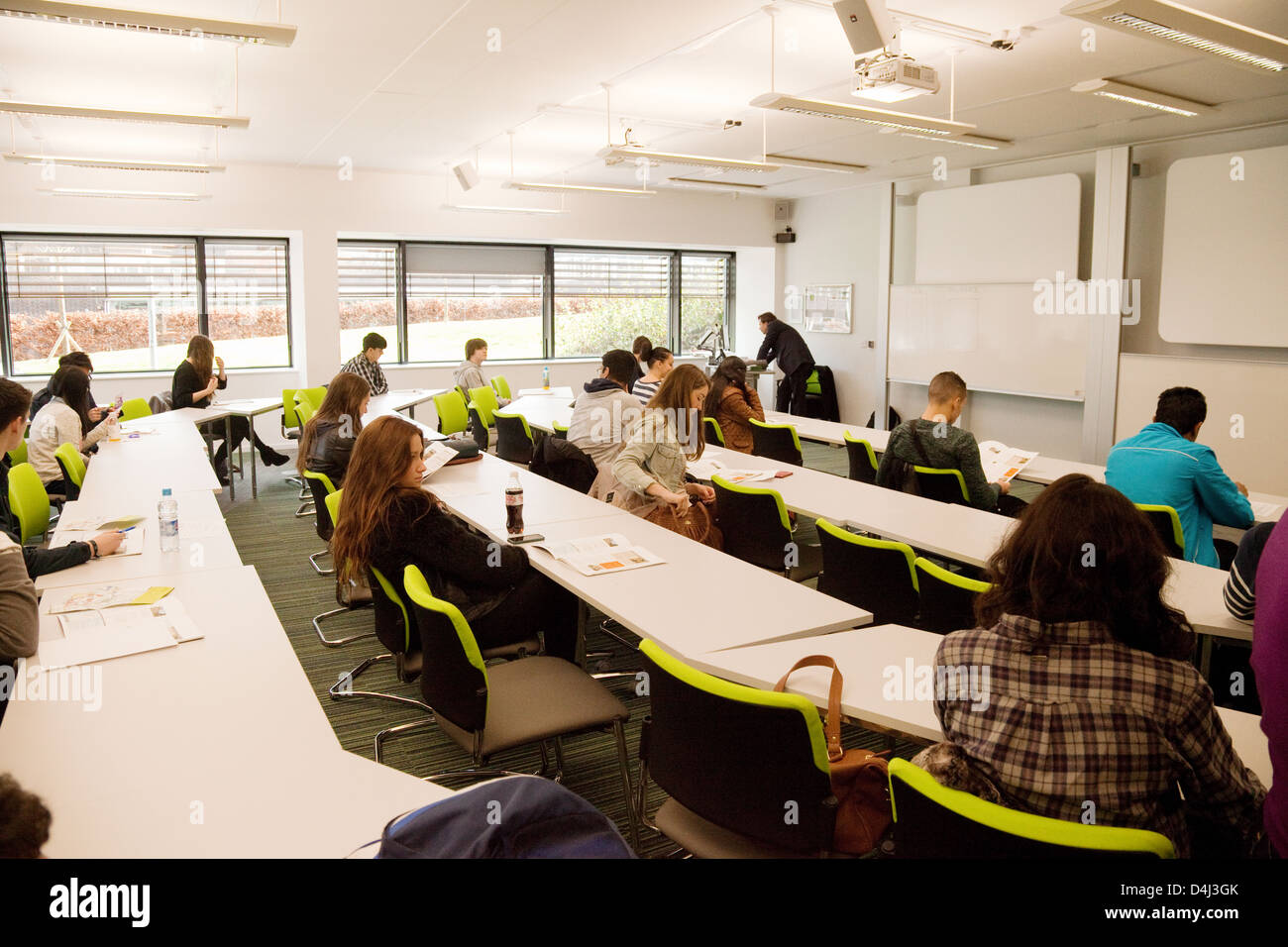 Los estudiantes universitarios en una conferencia, aula, Edgbaston Campus de la Universidad de Birmingham, Reino Unido Foto de stock