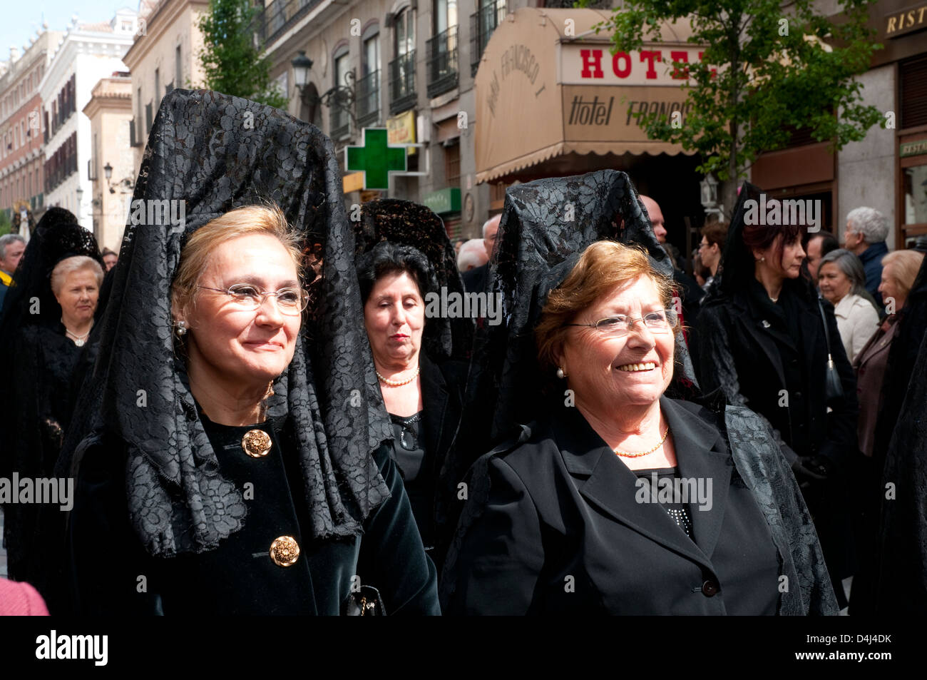 Las mujeres maduras vistiendo mantilla típica española. Procesión de