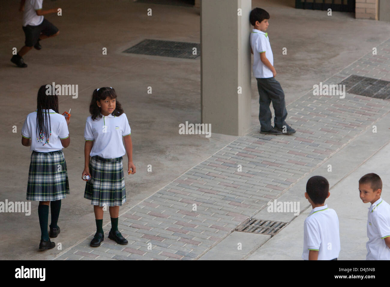 Barcelona, España, la primera escuela estatal en Barcelona con uniforme escolar Foto de stock