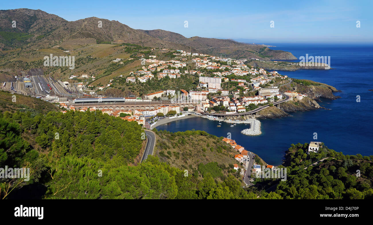 Vista panorámica de la costa mediterránea en el sur de Francia con la pintoresca aldea de Cerbere, costa Vermeille, Roussillon Foto de stock