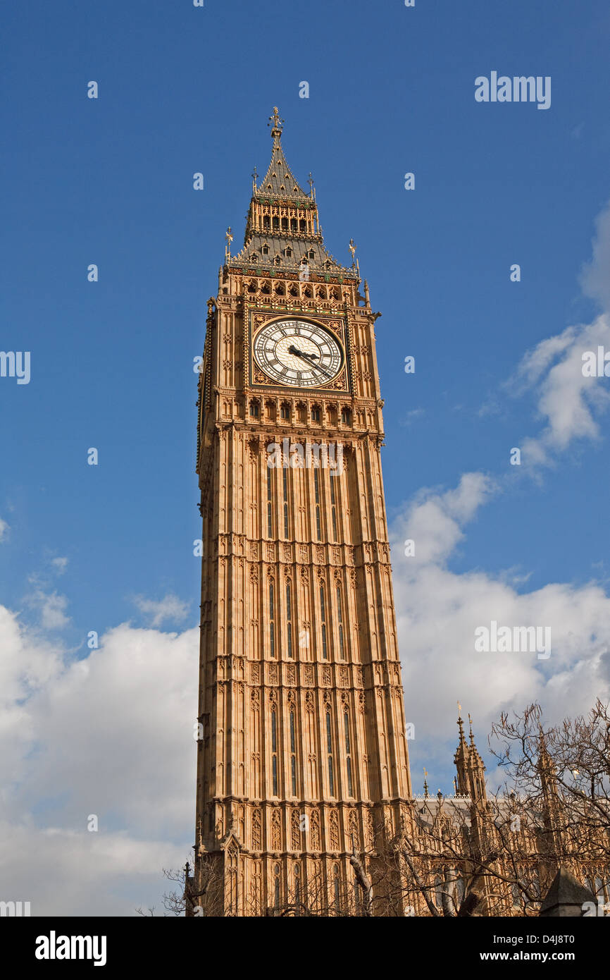 El Big Ben, en el Palacio de Westminster en Londres en un hermoso día soleado Foto de stock
