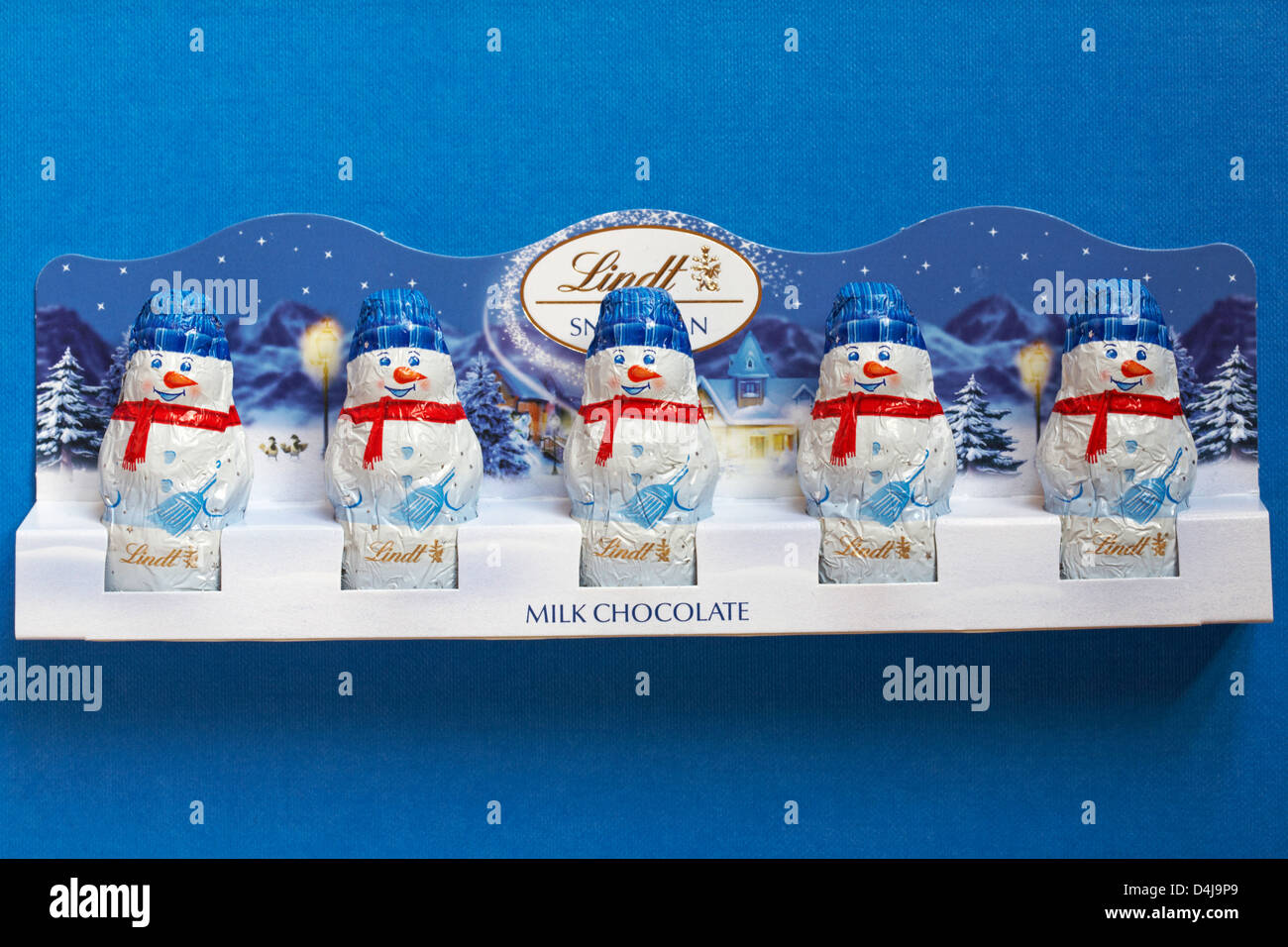 Chocolate con leche Lindt snowman aislado sobre fondo azul chocolate