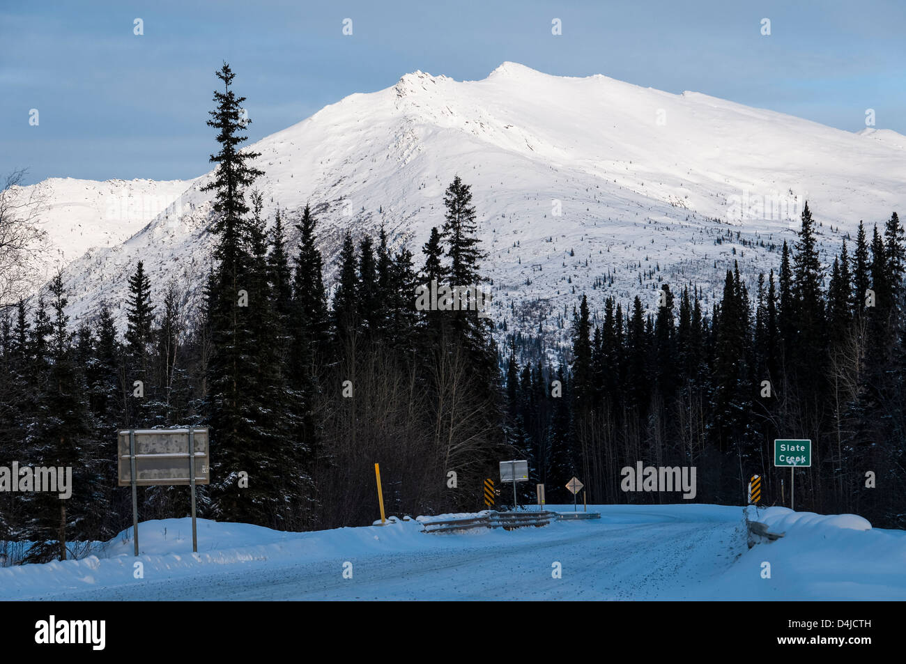 Mirando hacia el sur en la Dalton Highway North Slope, camino de acarreo Coldfoot, Alaska. Foto de stock