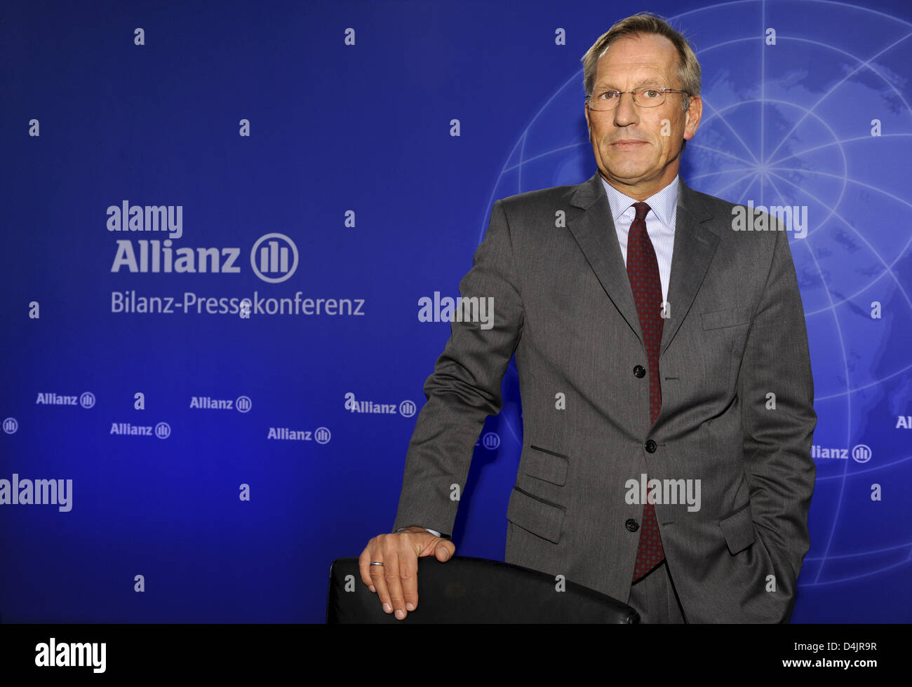 CEO de Allianz, Michael Diekmann, está retratado con anterioridad a la conferencia de prensa de balance en Munich, Alemania, el 26 de febrero de 2009. Después de la venta de ?filial Dresdner Bank? Y también debido a la crisis financiera, la mayor aseguradora de Europa?s ha sufrido una pérdida de 2.400 millones de euros durante el último año, como se anunció por parte de Allianz SE en Munich. Foto: PETER KNEFFEL Foto de stock