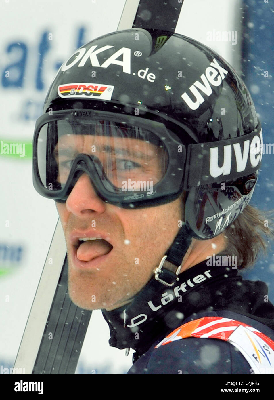 Alemania?s Ronny Ackermann lleva sus cielos después saltó de la colina grande durante el evento de un equipo combinado nórdico de la FIS Campeonato Mundial de Esquí nórdico en Liberec, República Checa, 26 de febrero de 2009. Foto: Gero Breloer Foto de stock
