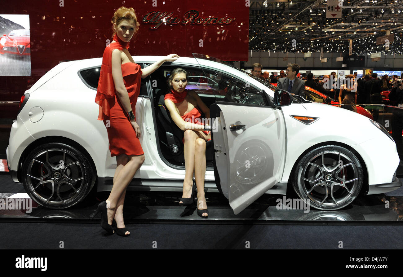 Los modelos son fotografiados junto a un Alfa Romeo MiTo GTA Concept en el  segundo día de la prensa de la 79ª edición del Salón Internacional del  Automóvil y accesorios en el