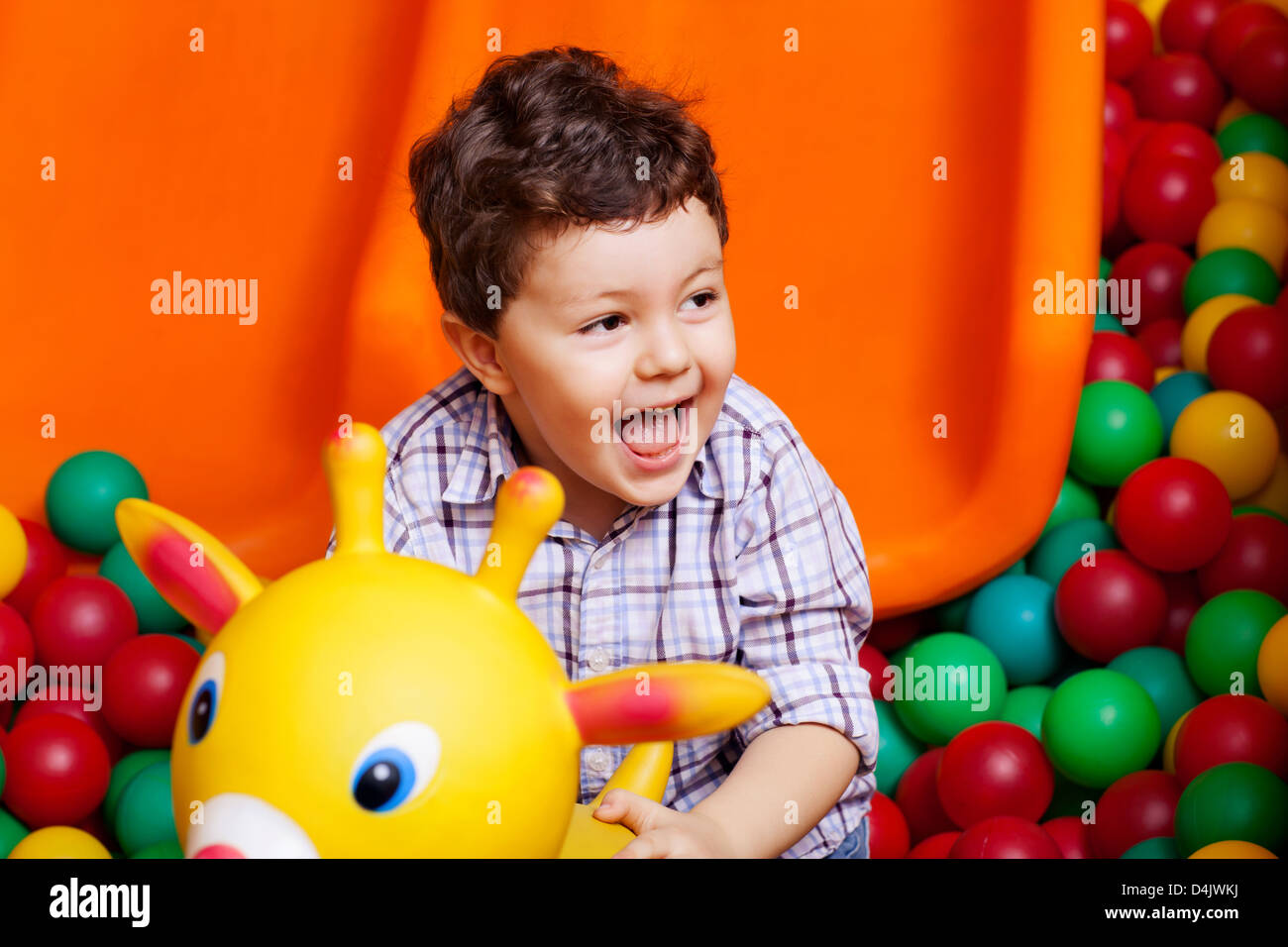 Bebé Que Juega Con Bolas De Colores En El Parque Infantil Fotos, retratos,  imágenes y fotografía de archivo libres de derecho. Image 22548142