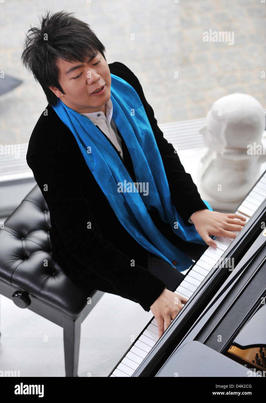 Pianista chino Lang Lang toca el piano durante el ?BURDA LIVE? Evento en  Offenburg (Alemania), 22 de marzo de 2009. 26 años de edad dijo Lang Lang,  que viendo TV de dibujos