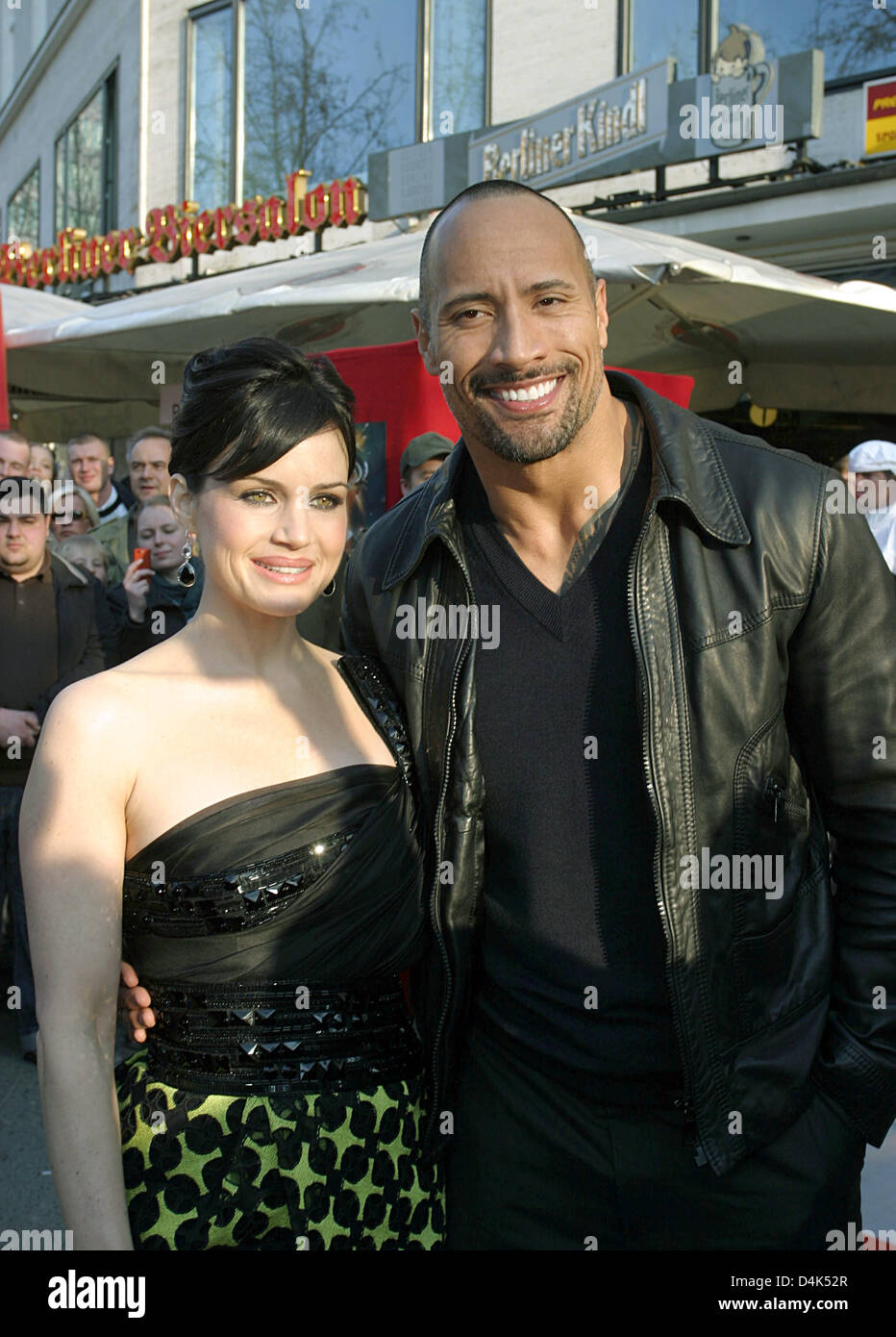 Los actores estadounidenses Dwayne Johnson y Carla Gugino llegan al estreno de su película ?Raza
