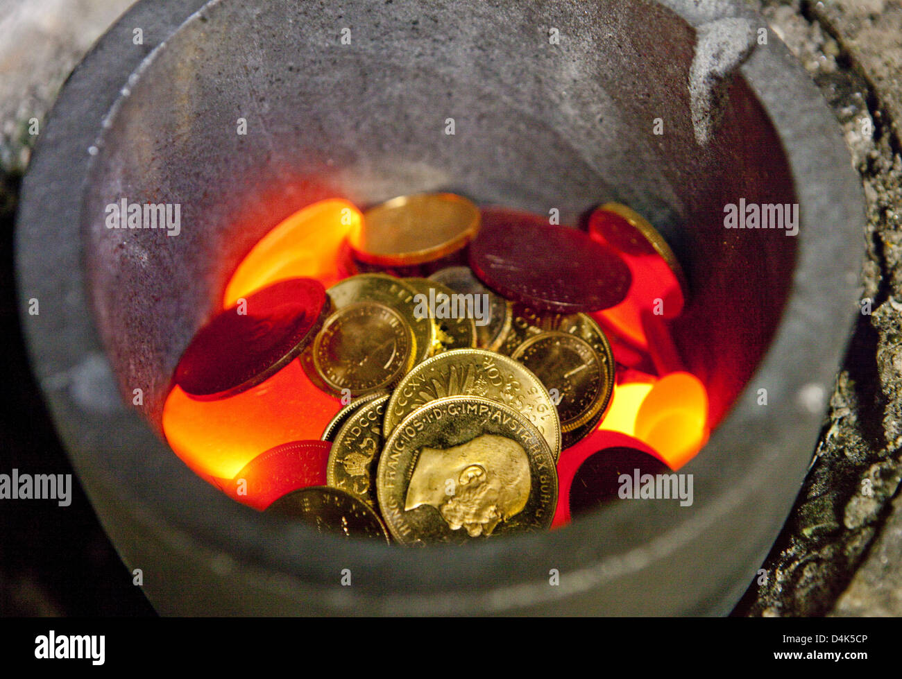 Antiguas monedas de oro se funde en un crisol en el Heraeus gold de  fabricación en Hanau, Alemania, el 26 de marzo de 2009. Foto: Frank  Rumpenhorst Fotografía de stock - Alamy