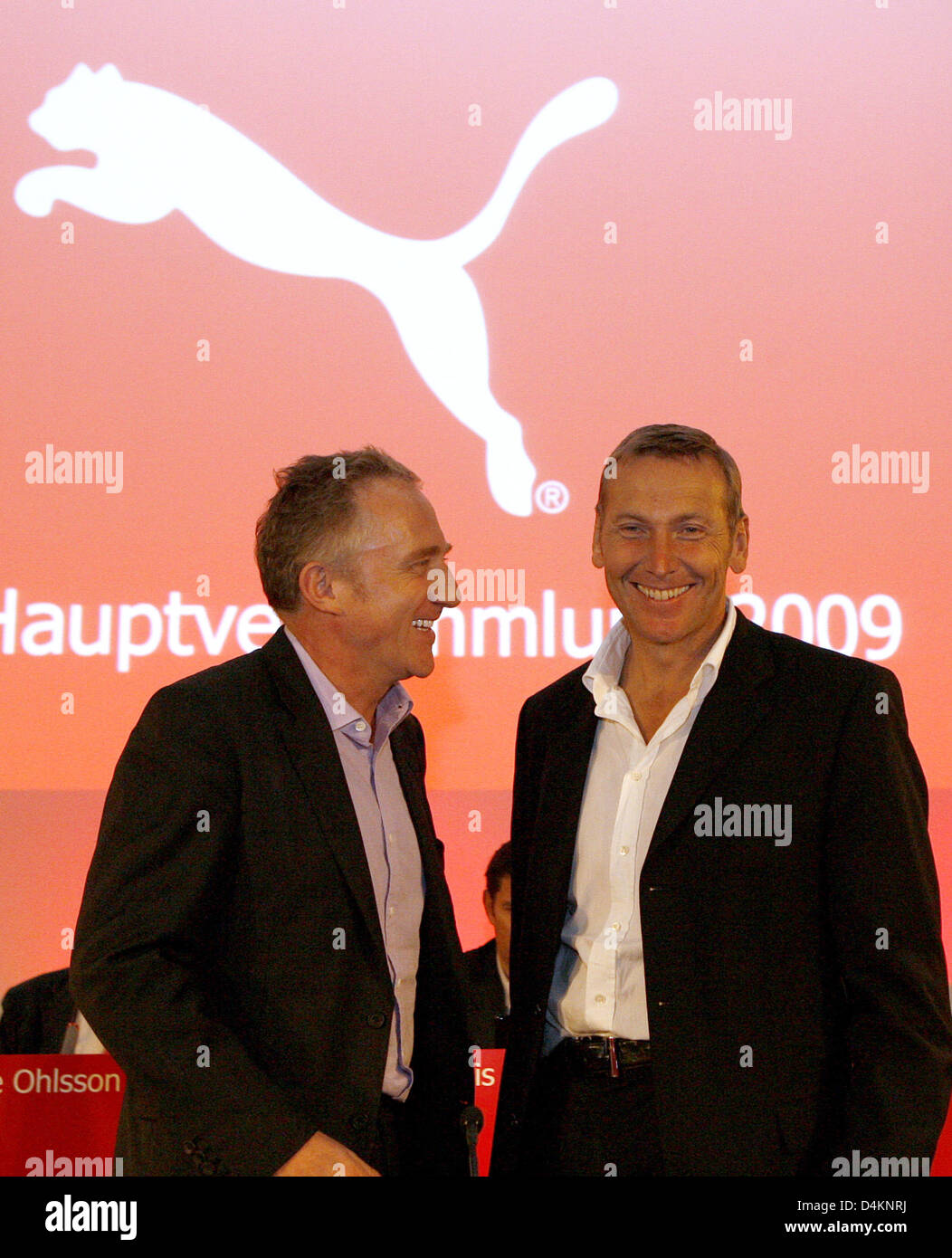 Dirigir abrigo Asombrosamente CEO de Puma AG, Jochen Zeitz (R), y de la junta de supervisión chairmal,  Francois-Henri Pinault, hablar en la reunión general de Puma en Nuremberg,  Alemania, 13 de mayo de 2009. Productor