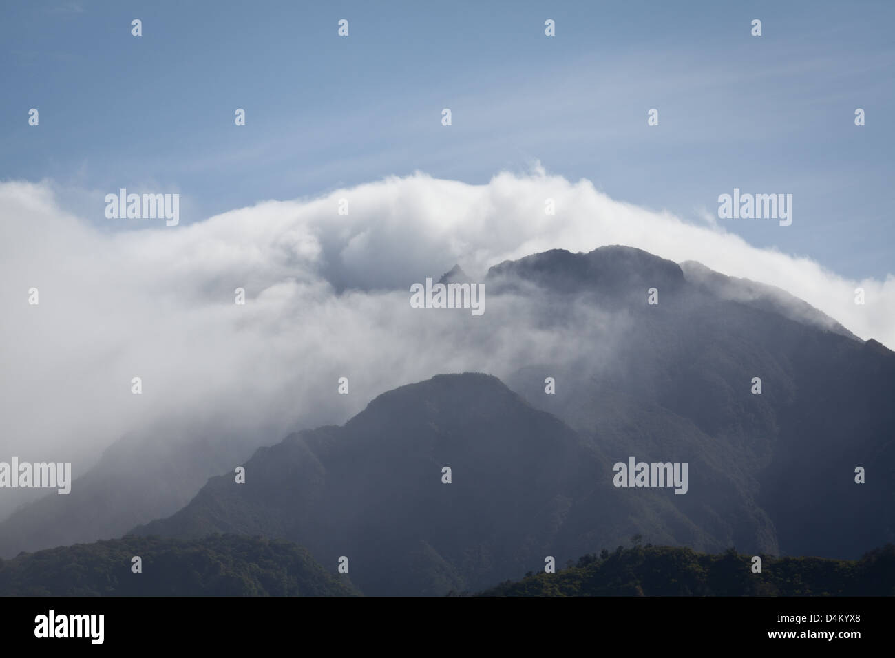 Las nubes alrededor del Volcán Barú, a 3475 m, el Parque Nacional Volcán Barú, provincia de Chiriquí, República de Panamá. Foto de stock