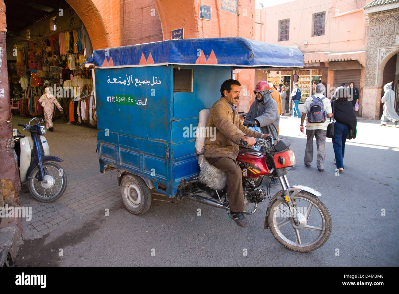 África, Marruecos, Marrakech, transporte en moto de tres ruedas Fotografía  de stock - Alamy