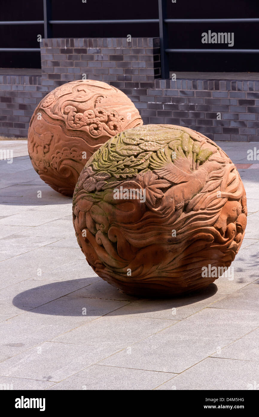 Esculturas esféricas del poste del amarre de piedra en arenisca por Graeme Mitcheson, cuenca del canal, Loughborough, Leicestershire, Inglaterra, REINO UNIDO Foto de stock