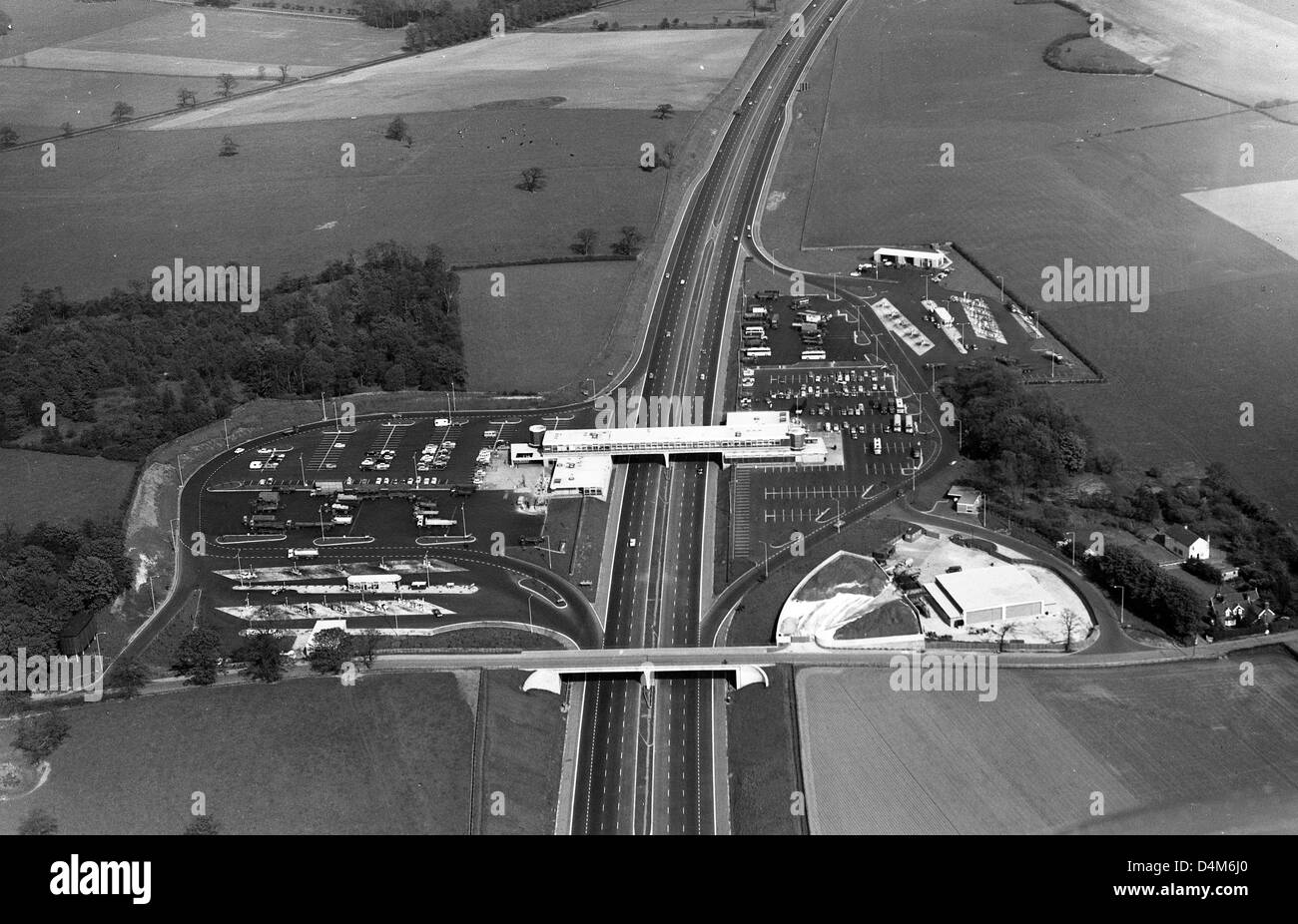 Vista aérea de Keele Servicios en la autopista M6 con Three Mile Lane cruzar la autopista 15/5/1964 Foto de stock