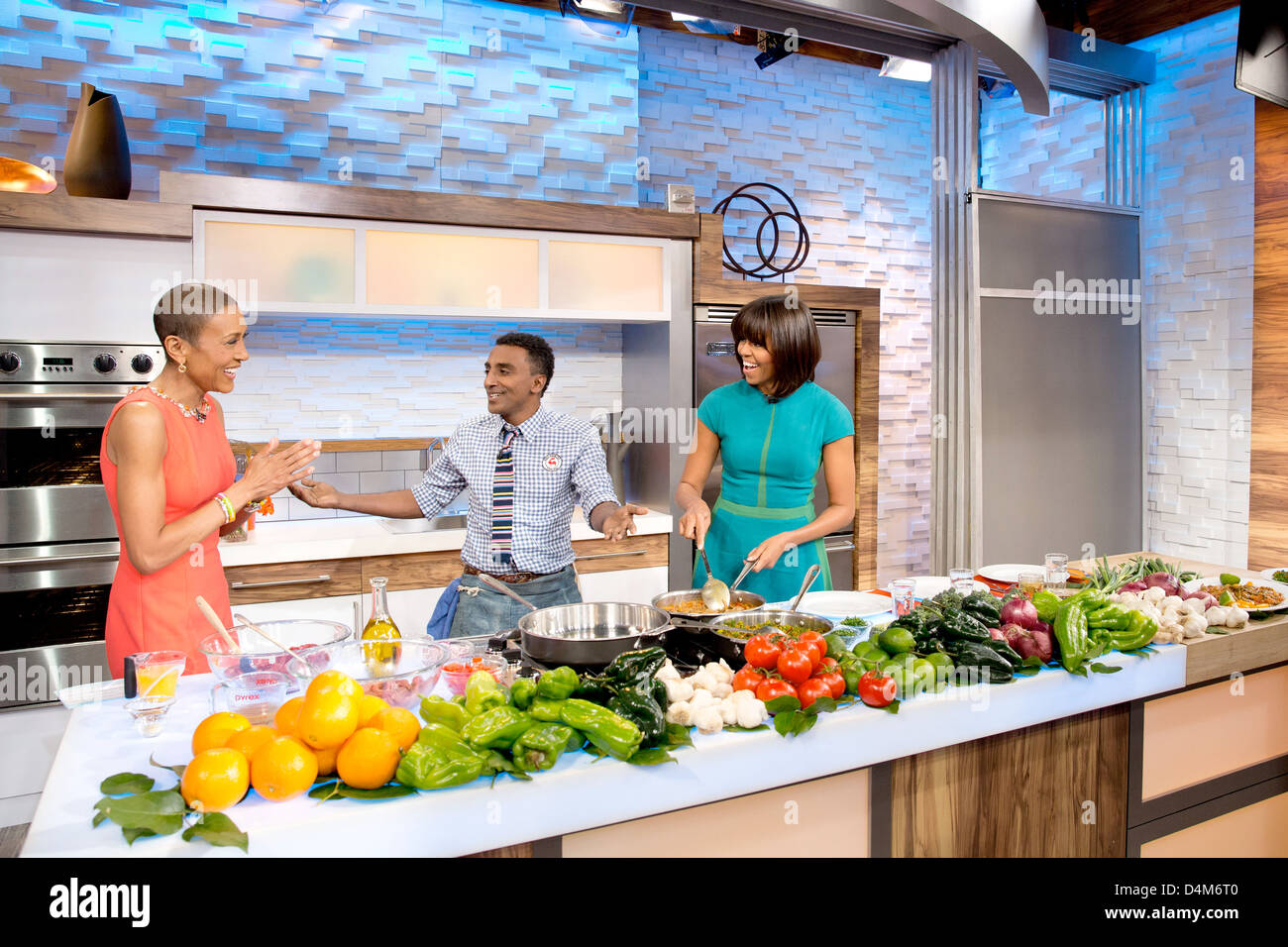 Nosotros la Primera Dama Michelle Obama con Good Morning America anchor Robin Roberts y chef Marcus Samuelsson participar en un segmento de cocina en la GMA studios el 22 de febrero de 2013 en Nueva York, NY. Foto de stock