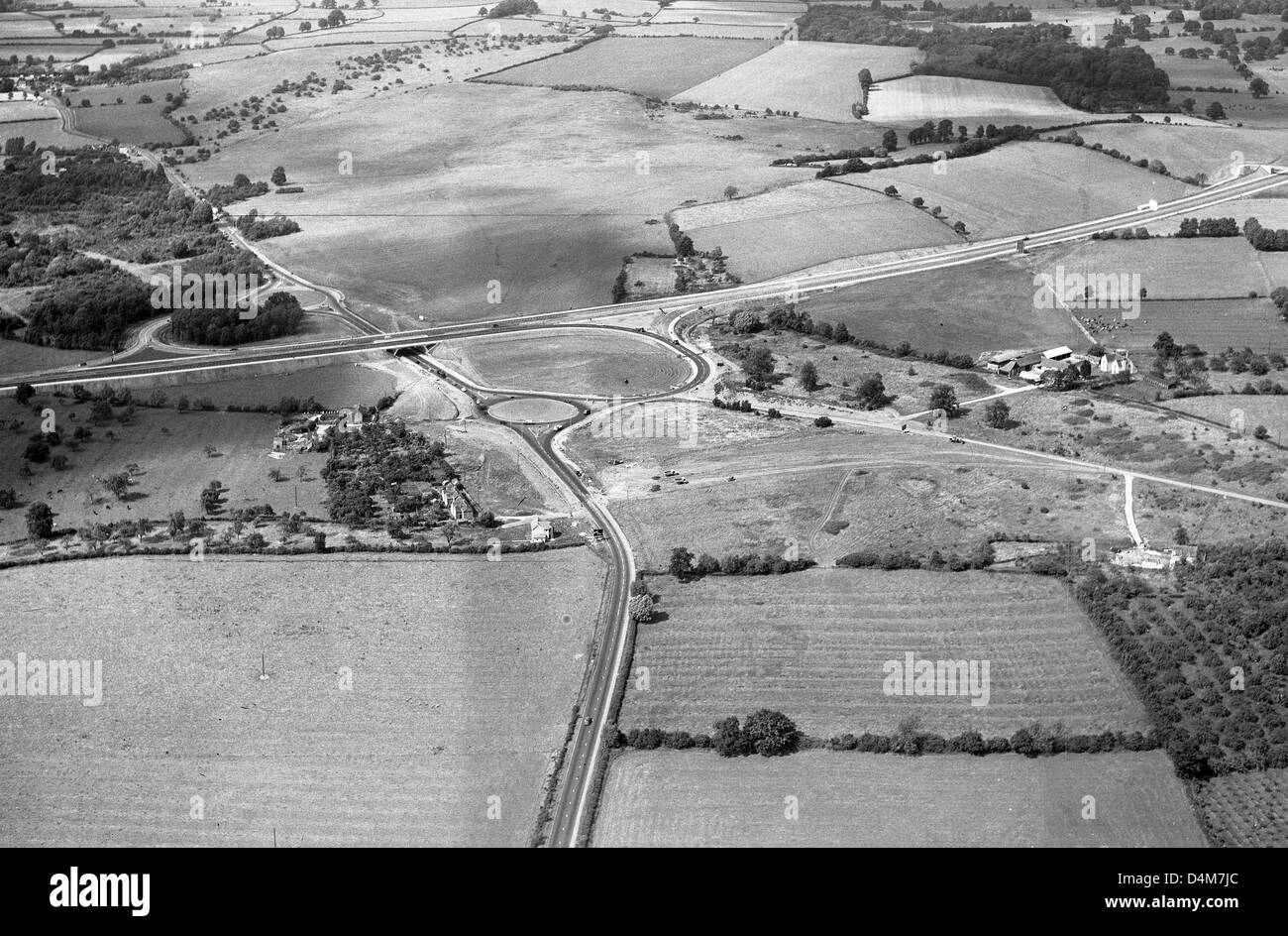 Vista aérea de la autopista M5 en construcción en la intersección 5 cerca de Droitwich 19/7/1962 Foto de stock