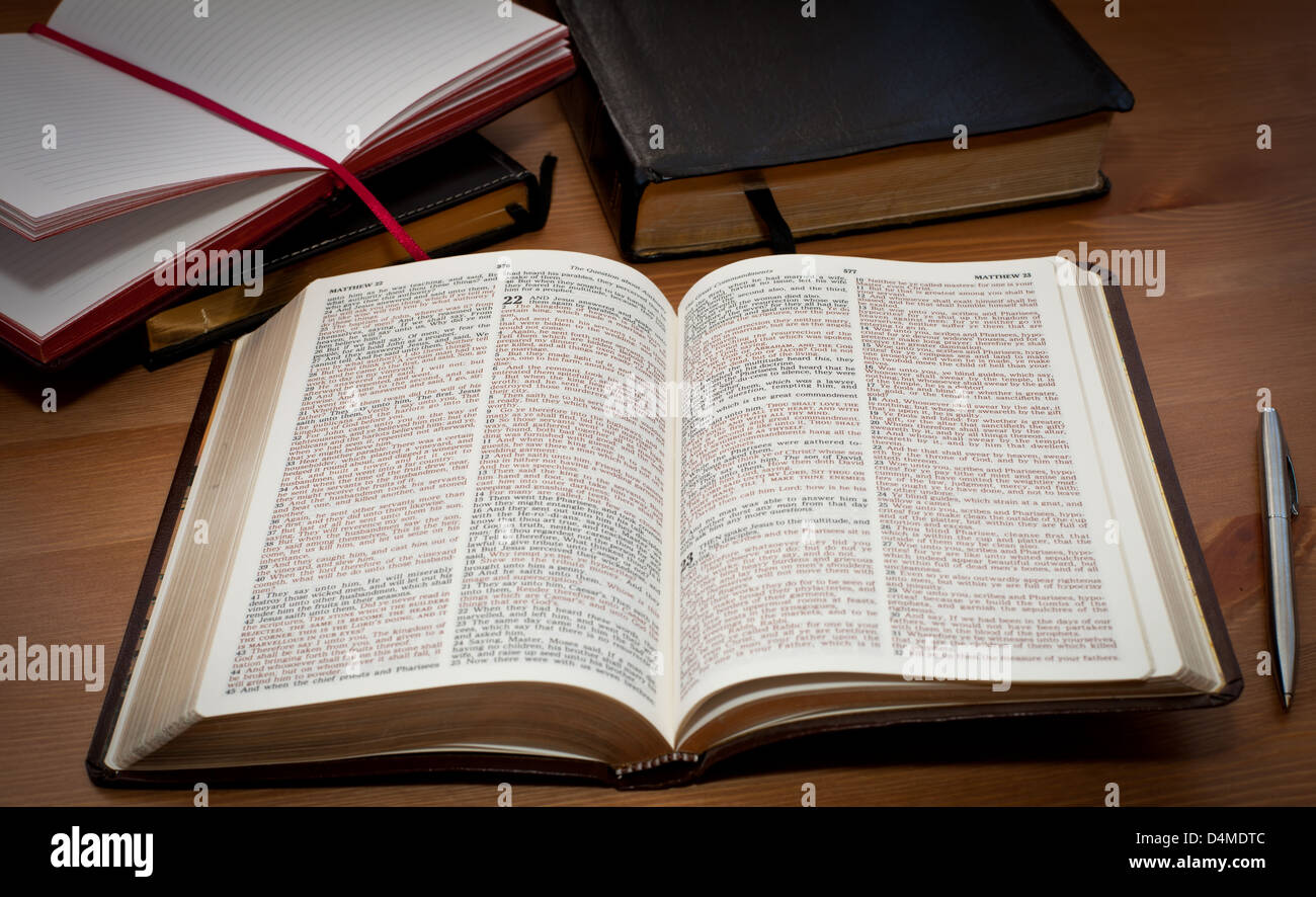 abrir la Biblia Fotografía de stock Alamy