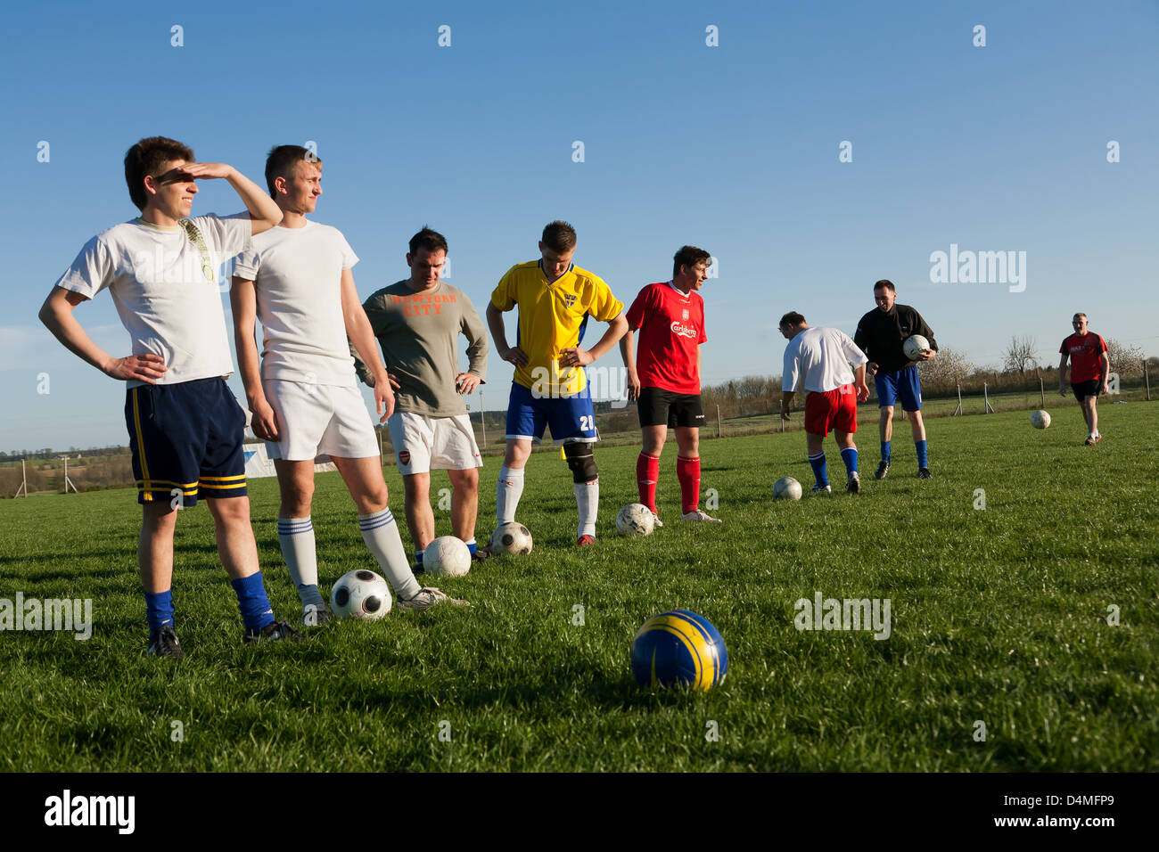 Skarpa, Polonia, los jóvenes de un club de fútbol en un pub Foto de stock