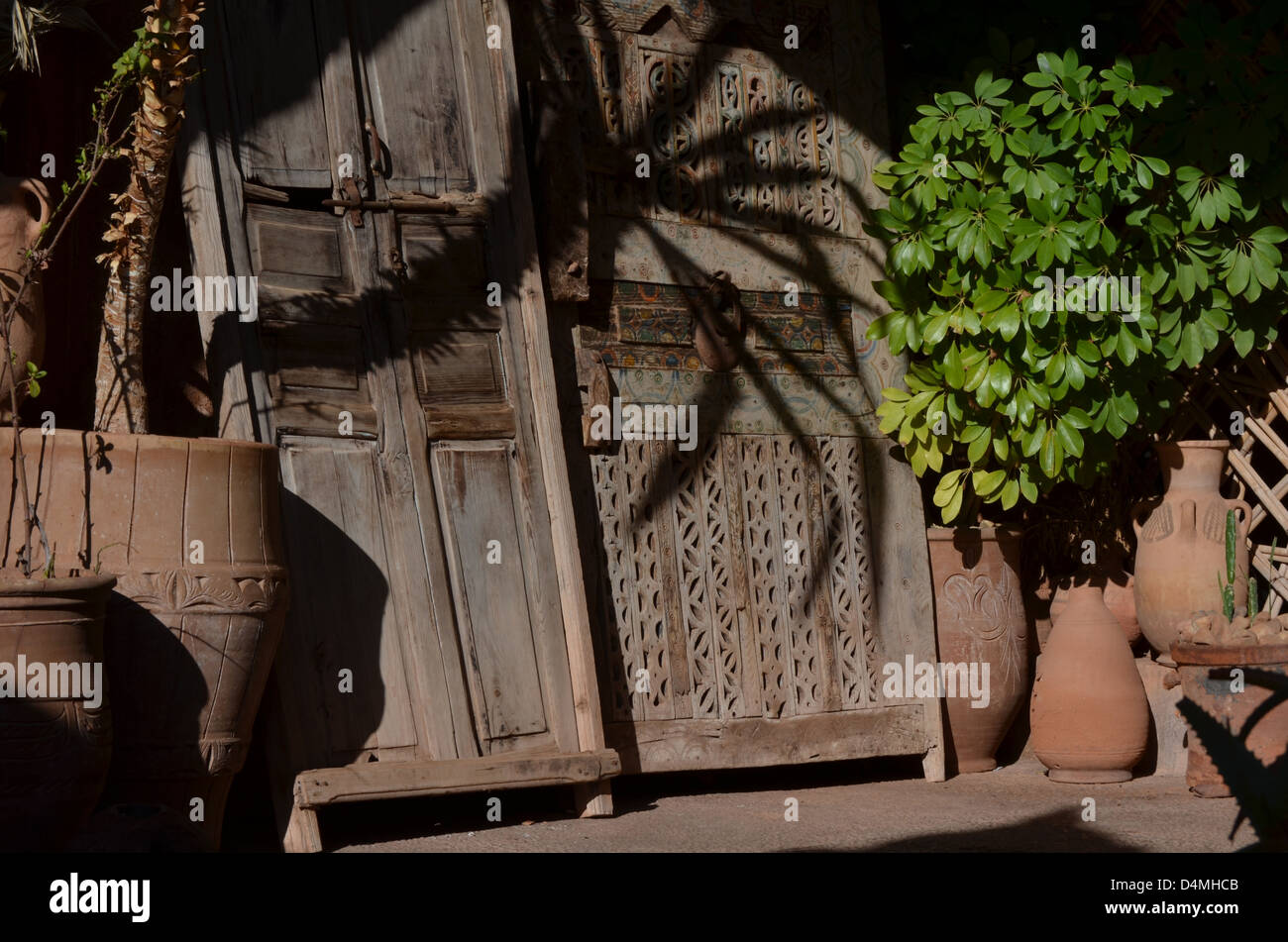 Puerta tallada marroquí con plantas y macetas de terracota, cast palm  sombra Fotografía de stock - Alamy