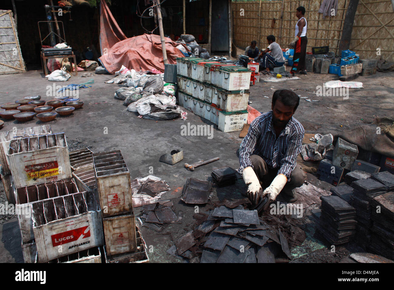 En Bangladesh la gente deseche las pilas al aire libre, estos son perjudiciales para el medio ambiente y las personas. Para los seres humanos, tanto el plomo y el cadmio puede ser tomada únicamente por ingestión o inhalación. Otro mercurio metales nocivos pueden incluso ser absorbidos a través de la piel. Foto de stock